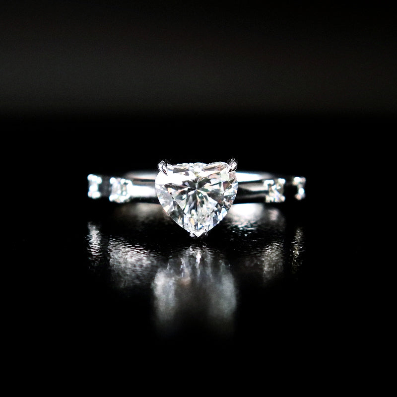 Anillo con diamante corte corazón (1.456 ct)