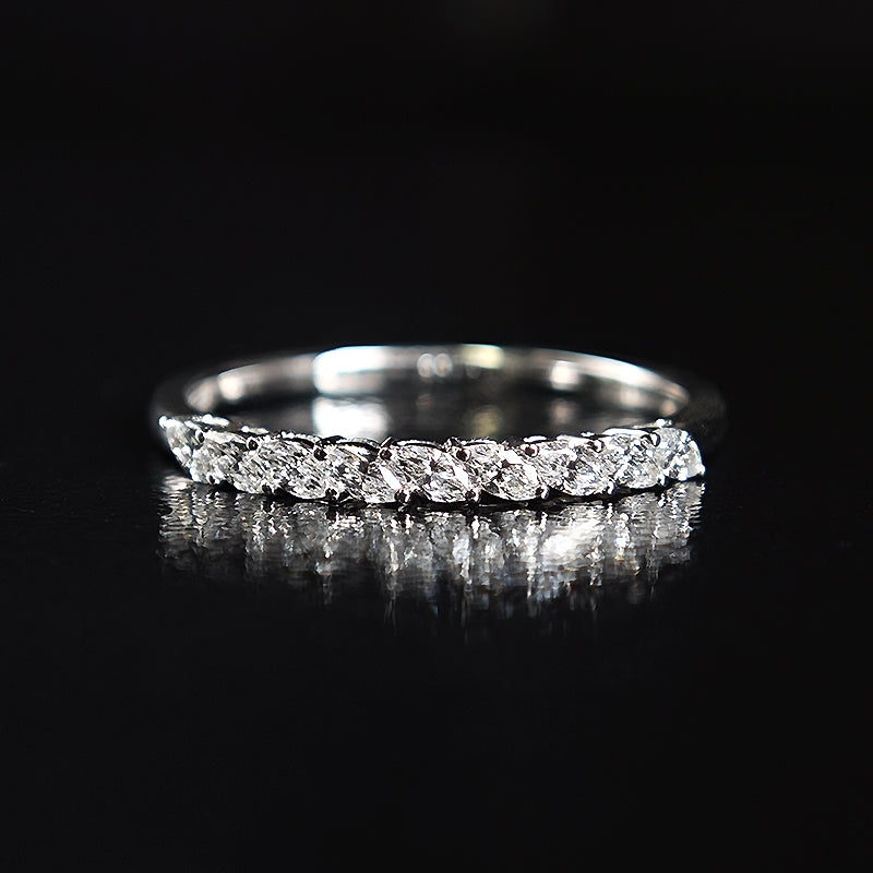 Churumbela con diamantes corte marquesa (0.224 ct- 0.229 ct)