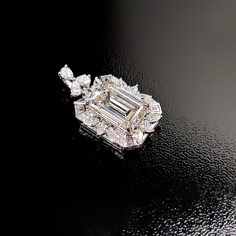 Charm con diamante (6.862 ct)