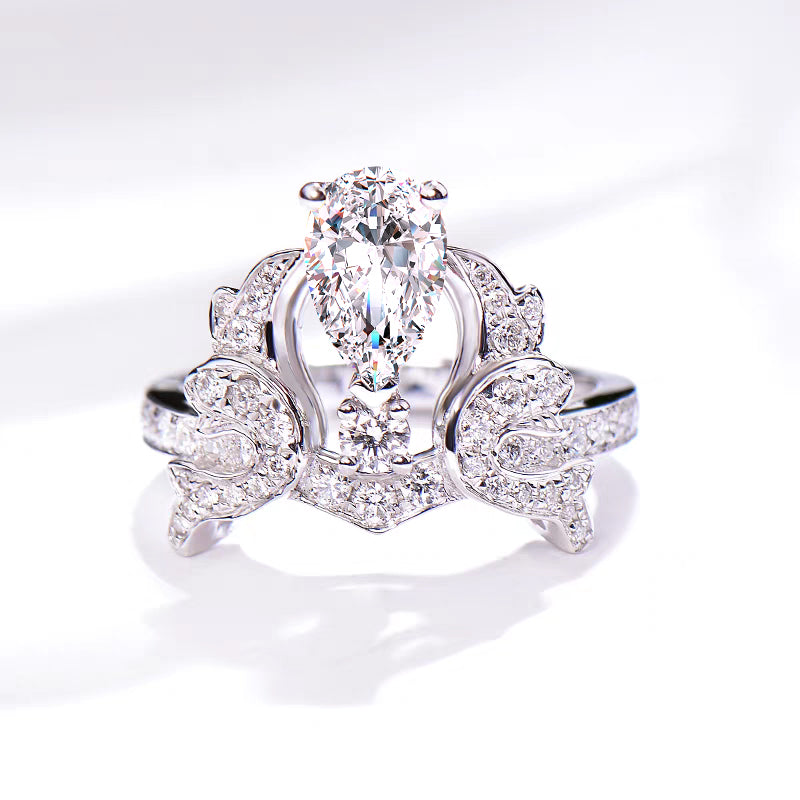 Anillo estilizado con diamante corte pera (3.284 ct)