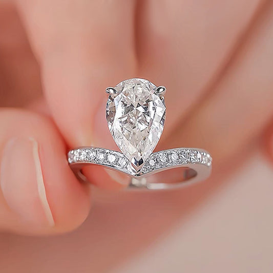 Anillo con diamante corte pera (1.369 ct- 1.397 ct)